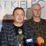 17.04.2023. Kielce. Pierwsi poborowi stawili się przed komisją wojskową w Starostwie Powiatowym w Kielcach. Na zdjęciu (od lewej:) Mirosław Gębski - starosta kielecki i pułkownik Jarosław Molisak - szef Centralnego Wojskowego Centrum Rekrutacji Ośrodka Zamiejscowego w Kielcach / Fot. Wiktor Taszłow – Radio Kielce