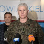 17.04.2023. Kielce. Pierwsi poborowi stawili się przed komisją wojskową w Starostwie Powiatowym w Kielcach. Na zdjęciu (od lewej:) Mirosław Gębski - starosta kielecki i pułkownik Jarosław Molisak - szef Centralnego Wojskowego Centrum Rekrutacji Ośrodka Zamiejscowego w Kielcach / Fot. Wiktor Taszłow – Radio Kielce