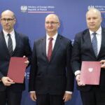 17.04.2023. Kielce. Podpisania umowy na siedzibę Centrum Informacji Konsularnej. Na zdjęciu (od lewej): Remigiusz Szczepaniak - prezes zarządu CITY CORE Sp. z. o. o., Piotr Wawrzyk - wiceminister spraw zagranicznych, Sylwester Pajączkowski - MSZ. / Fot. Wiktor Taszłow - Radio Kielce