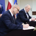 17.04.2023. Kielce. Podpisania umowy na siedzibę Centrum Informacji Konsularnej. Na zdjęciu (od lewej): Remigiusz Szczepaniak - prezes zarządu CITY CORE Sp. z. o. o., Sylwester Pajączkowski - MSZ. / Fot. Wiktor Taszłow - Radio Kielce