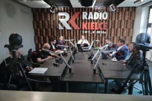 17.04.2023. Studio Polityczne Radia Kielce. / Fot. Wiktor Taszłow - Radio Kielce
