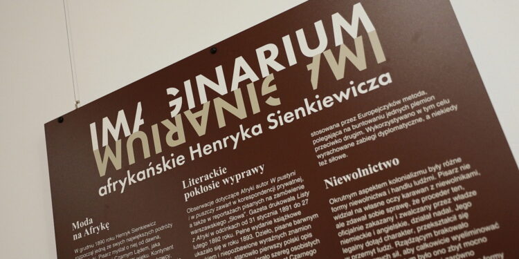 25.04.2023. Oblęgorek. Wernisaż wystawy "Imaginarium Afrykańskie Henryka Sienkiewicza" / Fot. Wiktor Taszłow - Radio Kielce