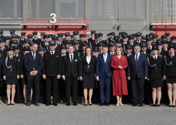 28.04.2023. Kielce. Przekazanie umów dla przedstawicieli OSP "Mały Strażak" / Fot. Wiktor Taszłow – Radio Kielce