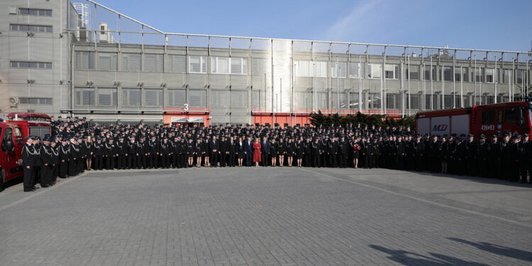 28.04.2023. Kielce. Przekazanie umów dla przedstawicieli OSP "Mały Strażak" / Fot. Wiktor Taszłow – Radio Kielce