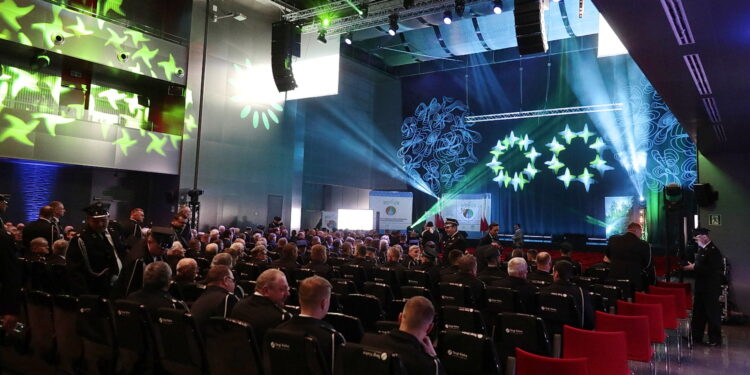 28.04.2023. Kielce. Przekazanie umów dla przedstawicieli OSP "Mały Strażak" / Fot. Wiktor Taszłow – Radio Kielce