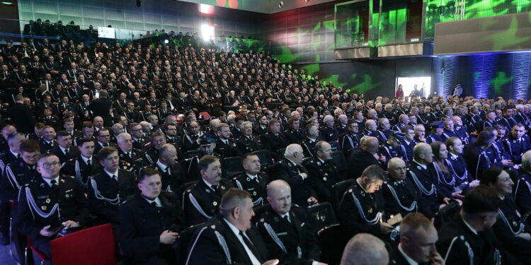 28.04.2023. Kielce. Przekazanie umów dla przedstawicieli OSP "Mały Strażak" / Fot. Wiktor Taszłow – Radio Kielce