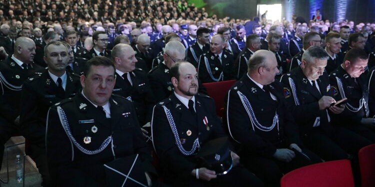 28.04.2023. Kielce. Przekazanie umów dla przedstawicieli OSP "Mały Strażak" / Fot. Wiktor Taszłow – Radio Kielce