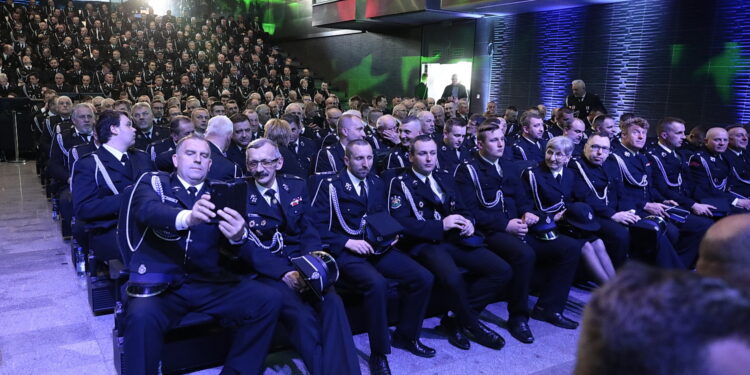 28.04.2023. Kielce. Przekazanie umów dla przedstawicieli OSP "Mały Strażak" / Fot. Wiktor Taszłow – Radio Kielce