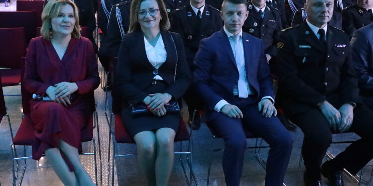 28.04.2023. Kielce. Przekazanie umów dla przedstawicieli OSP "Mały Strażak". Na zdjęciu (od lewej): Anna Krupka - wiceminister sportu i turystyki, Agata Wojtyszek - poseł, Bartłomiej Dorywalski - poseł, starszy brygadier Grzegorz Rajca, zastępca świętokrzyskiego komendanta PSP / Fot. Wiktor Taszłow – Radio Kielce