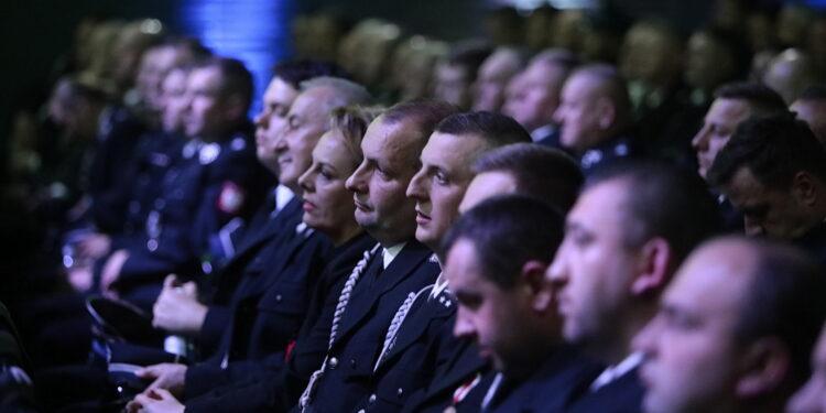 28.04.2023. Kielce. Przekazanie umów dla przedstawicieli OSP "Mały Strażak" / Fot. Wiktor Taszłow – Radio Kielce