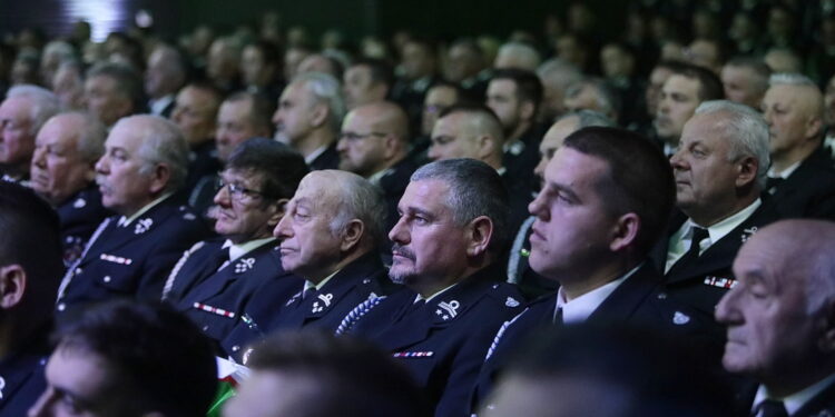 28.04.2023. Kielce. Przekazanie umów dla przedstawicieli OSP "Mały Strażak" / Fot. Wiktor Taszłow – Radio Kielce