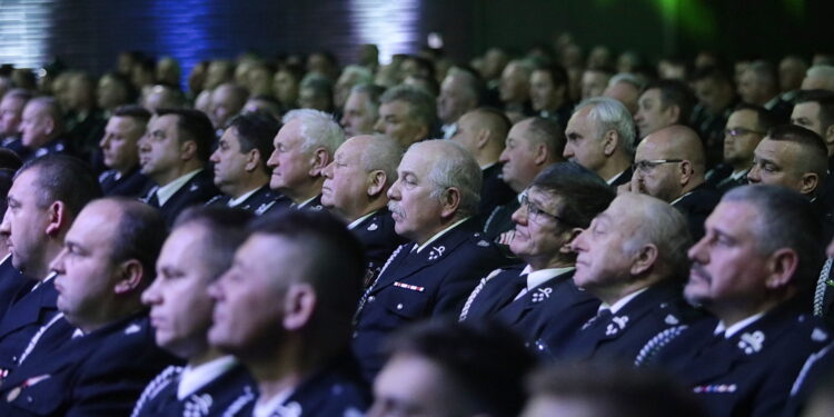 28.04.2023. Kielce. Przekazanie umów dla przedstawicieli OSP "Mały Strażak" / Fot. Wiktor Taszłow – Radio Kielce