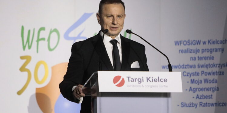 28.04.2023. Kielce. Przekazanie umów dla przedstawicieli OSP "Mały Strażak". Na zdjęciu: Ryszard Gliwiński - prezes Wojewódzkiego Funduszu Ochrony Środowiska i Gospodarki Wodnej w Kielcach / Fot. Wiktor Taszłow – Radio Kielce