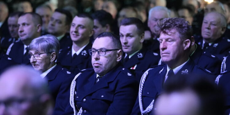 28.04.2023. Kielce. Przekazanie umów dla przedstawicieli OSP "Mały Strażak" / Fot. Wiktor Taszłow – Radio Kielce