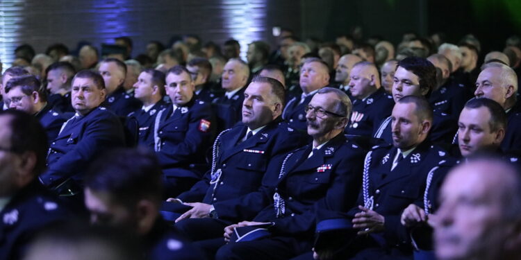 28.04.2023. Kielce. Przekazanie umów dla przedstawicieli OSP "Mały Strażak" / Fot. Wiktor Taszłow – Radio Kielce