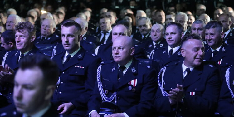 28.04.2023. Kielce. Przekazanie umów dla przedstawicieli OSP "Mały Strażak" / Fot. Wiktor Taszłow – Radio Kielce