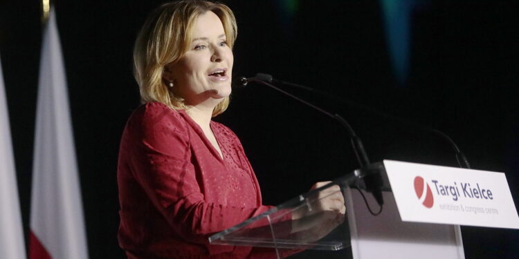 28.04.2023. Kielce. Przekazanie umów dla przedstawicieli OSP "Mały Strażak". Na zdjęciu: Anna Krupka - wiceminister sportu i turystyki / Fot. Wiktor Taszłow – Radio Kielce