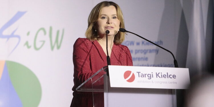 28.04.2023. Kielce. Przekazanie umów dla przedstawicieli OSP "Mały Strażak". Na zdjęciu: Anna Krupka - wiceminister sportu i turystyki / Fot. Wiktor Taszłow – Radio Kielce