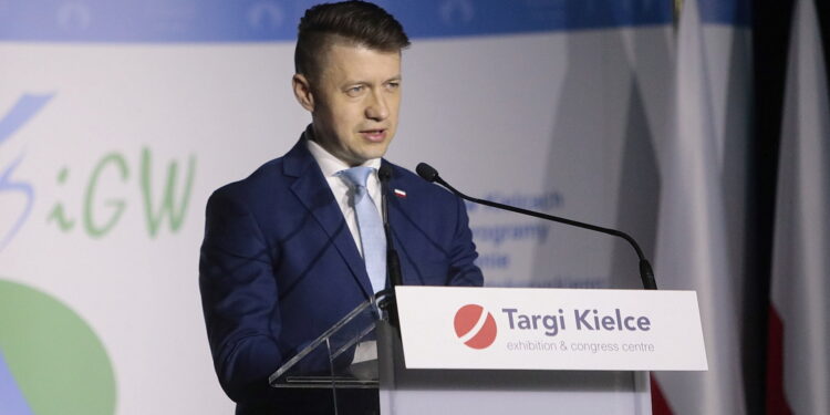 28.04.2023. Kielce. Przekazanie umów dla przedstawicieli OSP "Mały Strażak". Na zdjęciu: Bartłomiej Dorywalski - poseł / Fot. Wiktor Taszłow – Radio Kielce