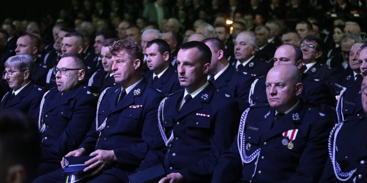 28.04.2023. Kielce. Przekazanie umów dla przedstawicieli OSP "Mały Strażak" / Fot. Wiktor Taszłow – Radio Kielce