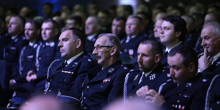 28.04.2023. Kielce. Przekazanie umów dla przedstawicieli OSP "Mały Strażak" / Fot. Wiktor Taszłow – Radio Kielce