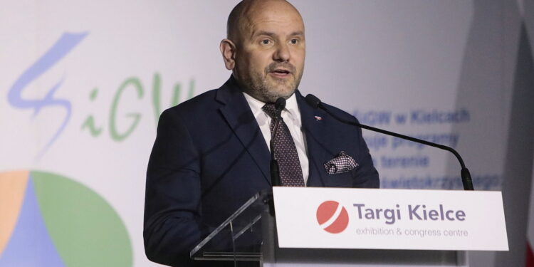 28.04.2023. Kielce. Przekazanie umów dla przedstawicieli OSP "Mały Strażak". Na zdjęciu: Mariusz Gosek – poseł / Fot. Wiktor Taszłow – Radio Kielce