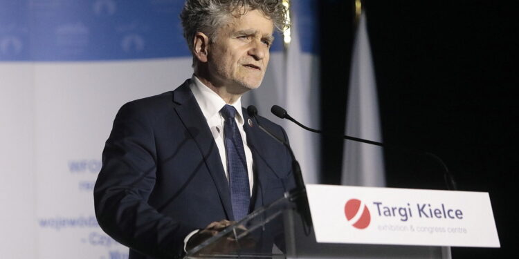 28.04.2023. Kielce. Przekazanie umów dla przedstawicieli OSP "Mały Strażak". Na zdjęciu: Krzysztof Słoń - senator / Fot. Wiktor Taszłow – Radio Kielce