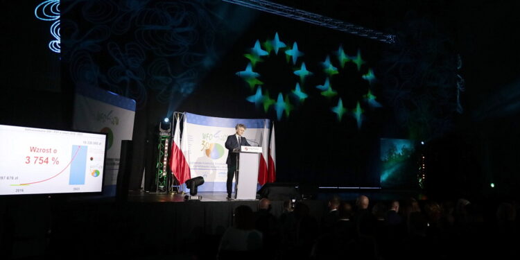 28.04.2023. Kielce. Przekazanie umów dla przedstawicieli OSP "Mały Strażak". Na zdjęciu: Krzysztof Słoń - senator / Fot. Wiktor Taszłow – Radio Kielce