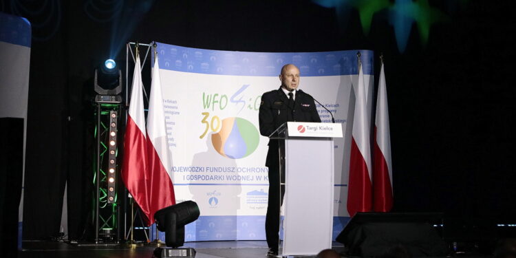 28.04.2023. Kielce. Przekazanie umów dla przedstawicieli OSP "Mały Strażak". Na zdjęciu: starszy brygadier Grzegorz Rajca, zastępca świętokrzyskiego komendanta PSP / Fot. Wiktor Taszłow – Radio Kielce