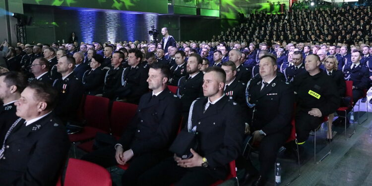 28.04.2023. Kielce. Przekazanie umów dla przedstawicieli OSP "Mały Strażak" / Fot. Wiktor Taszłow – Radio Kielce