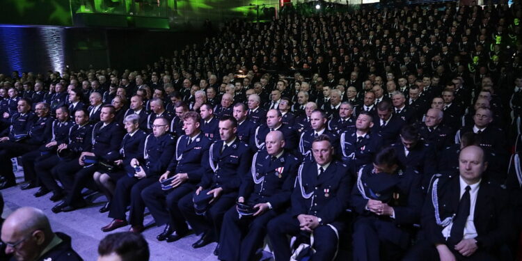 28.04.2023. Kielce. Przekazanie umów dla przedstawicieli OSP "Mały Strażak" / Fot. Wiktor Taszłow – Radio Kielce