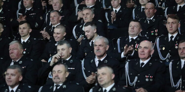 28.04.2023. Kielce. Przekazanie umów dla przedstawicieli OSP "Mały Strażak" / Fot. Wiktor Taszłow – Radio Kielce