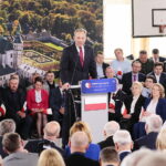 29.04.2023. Piekoszów. Wizyta Jarosława Kaczyńskiego. Na zdjęciu (w środku): Zbigniew Piątek - burmistrz Piekoszowa / Fot. Wiktor Taszłow - Radio Kielce