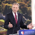 29.04.2023. Piekoszów. Wizyta Jarosława Kaczyńskiego. Na zdjęciu: Zbigniew Piątek - burmistrz Piekoszowa / Fot. Wiktor Taszłow - Radio Kielce