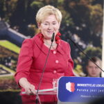 29.04.2023. Piekoszów. Wizyta Jarosława Kaczyńskiego. Na zdjęciu: Irena Marcisz - burmistrz Łopuszna / Fot. Wiktor Taszłow - Radio Kielce