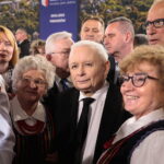 29.04.2023. Piekoszów. Wizyta Jarosława Kaczyńskiego. Na zdjęciu (w środku): Jarosław Kaczyński - prezes PiS / Fot. Wiktor Taszłow - Radio Kielce