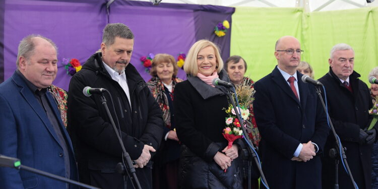 02.04.2023. Kielce. Dworek Laszczyków. Kiermasz wielkanocny. Na zdjęciu (od lewej): Tadeusz Sikora - dyrektor Muzeum Wsi Kieleckiej, Jarosław Karyś - przewodniczący kieleckiej rady miasta, Renata Janik - wicemarszałek województwa, wiceminister Piotr Wawrzyk, Andrzej Bętkowski - marszałek województwa. / Fot. Wiktor Taszłow - Radio Kielce