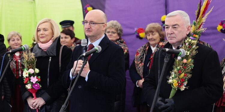 02.04.2023. Kielce. Dworek Laszczyków. Kiermasz wielkanocny. Na zdjęciu (od lewej): Renata Janik - wicemarszałek województwa, wiceminister Piotr Wawrzyk, Andrzej Bętkowski - marszałek województwa. / Fot. Wiktor Taszłow - Radio Kielce