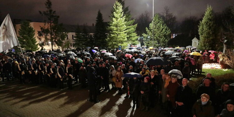 02.04.2023. Kielce. Wieczór modlitewny w dniu śmierci Jana Pawła II / Fot. Wiktor Taszłow - Radio Kielce