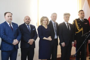 03.04.2023. Kielce. Wręczenie promes na zakup samochodów ratowniczo-gaśniczych dla jednostek Ochotniczych Straży Pożarnych z województwa świętokrzyskiego. Na zdjęciu (od lewej): poseł Marek Kwitek, poseł Mariusz Gosek, Anna Krupka - wiceminister sportu i turystyki, Zbigniew Koniusz - wojewoda świętokrzyski, senator Krzysztof Słoń, nadbrygadier Krzysztof Ciosek - Komendant Wojewódzki Państwowej Straży Pożarnej w Kielcach / Fot. Wiktor Taszłow - Radio Kielce