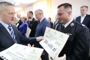 03.04.2023. Kielce. Wręczenie promes na zakup samochodów ratowniczo-gaśniczych dla jednostek Ochotniczych Straży Pożarnych z województwa świętokrzyskiego. Na zdjęciu: Zbigniew Koniusz - wojewoda świętokrzyski / Fot. Wiktor Taszłow - Radio Kielce