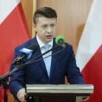 03.04.2023. Kielce. Wręczenie promes na zakup samochodów ratowniczo-gaśniczych dla jednostek Ochotniczych Straży Pożarnych z województwa świętokrzyskiego. Na zdjęciu: poseł Bartłomiej Dorywalski / Fot. Wiktor Taszłow - Radio Kielce