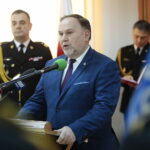 03.04.2023. Kielce. Wręczenie promes na zakup samochodów ratowniczo-gaśniczych dla jednostek Ochotniczych Straży Pożarnych z województwa świętokrzyskiego. Na zdjęciu: poseł Marek Kwitek / Fot. Wiktor Taszłow - Radio Kielce