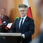 03.04.2023. Kielce. Wręczenie promes na zakup samochodów ratowniczo-gaśniczych dla jednostek Ochotniczych Straży Pożarnych z województwa świętokrzyskiego. Na zdjęciu: senator Krzysztof Słoń / Fot. Wiktor Taszłow - Radio Kielce