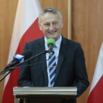 03.04.2023. Kielce. Wręczenie promes na zakup samochodów ratowniczo-gaśniczych dla jednostek Ochotniczych Straży Pożarnych z województwa świętokrzyskiego. Na zdjęciu: Zbigniew Koniusz - wojewoda świętokrzyski / Fot. Wiktor Taszłow - Radio Kielce