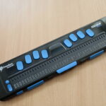 Kielce. Miejska Biblioteka Publiczna. Sprzęt przeznaczony dla osób słabowidzących i niewidomych. Na zdjęciu monitor brajlowski / Fot. Wiktor Taszłow – Radio Kielce