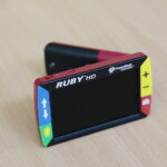 Kielce. Miejska Biblioteka Publiczna. Sprzęt przeznaczony dla osób słabowidzących i niewidomych. Na zdjęciu lupa elektroniczna RUBY / Fot. Wiktor Taszłow – Radio Kielce