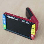 Kielce. Miejska Biblioteka Publiczna. Sprzęt przeznaczony dla osób słabowidzących i niewidomych. Na zdjęciu lupa elektroniczna RUBY / Fot. Wiktor Taszłow – Radio Kielce