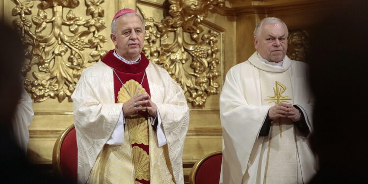 06.04.2023. Kielce. Katedra. Msza Wieczerzy Pańskiej. Na zdjęciu (od lewej): biskup Jan Piotrowski, ks. Stanisław Słowik - dyrektor kieleckiej Caritas/ Fot. Wiktor Taszłow – Radio Kielce