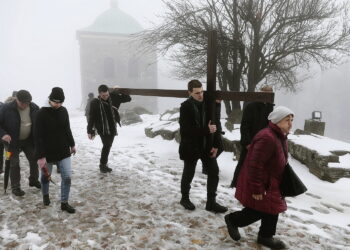 07.04.2023. Droga Krzyżowa Nowa Słupia - Święty Krzyż / Fot. Wiktor Taszłow - Radio Kielce